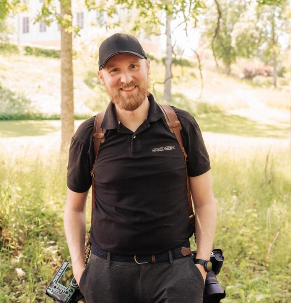 August Järpemo, bröllopsfotograf i Uppsala, fotograferar ett brudpar under ett romantiskt utomhusbröllop