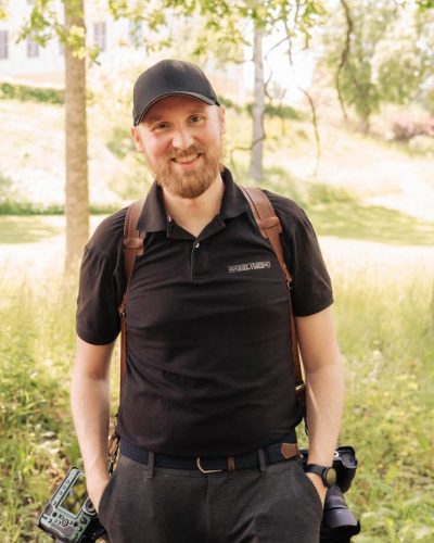 August Järpemo, bröllopsfotograf i Uppsala, fotograferar ett brudpar under ett romantiskt utomhusbröllop